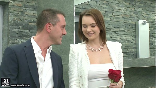 Emily Thorne fucks her man’s fat dick